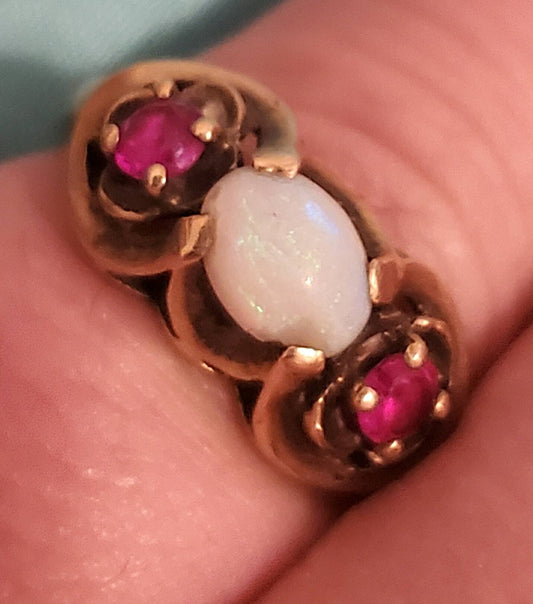 Vintage solid 10k gold art deco style rin, opal and ruppies