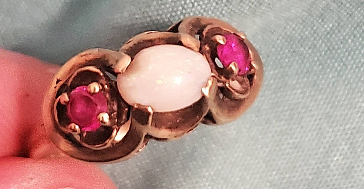 Vintage solid 10k gold art deco style rin, opal and ruppies