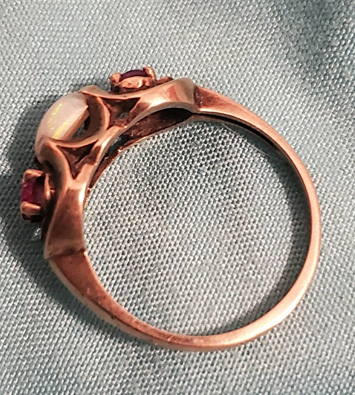 Vintage solid 10k gold art deco style rin, opal and ruppies