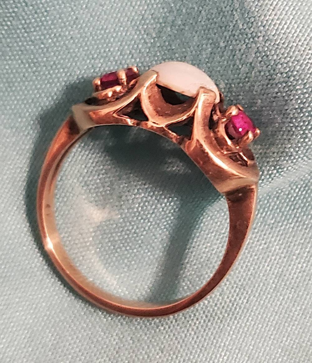 Vintage solid 10k gold art deco style rin, opal and ruppies