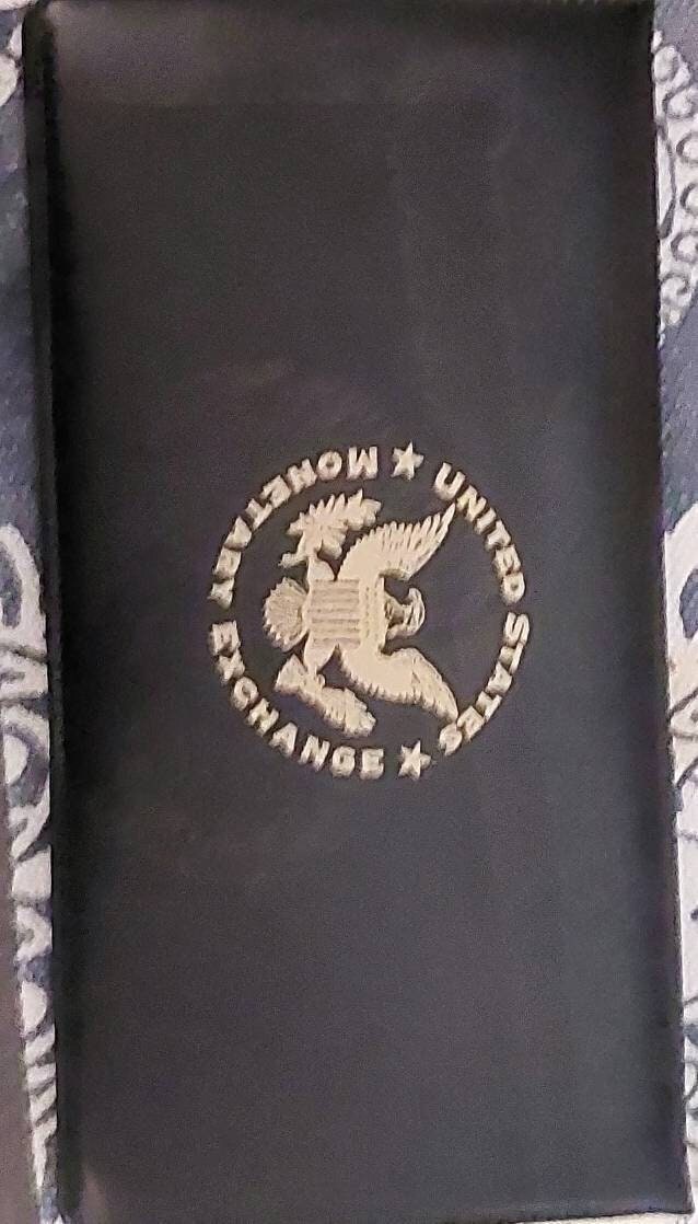 Uncirculated 2 dollar bill holder and coa, lovely percent condition unused 2 dollar bill
