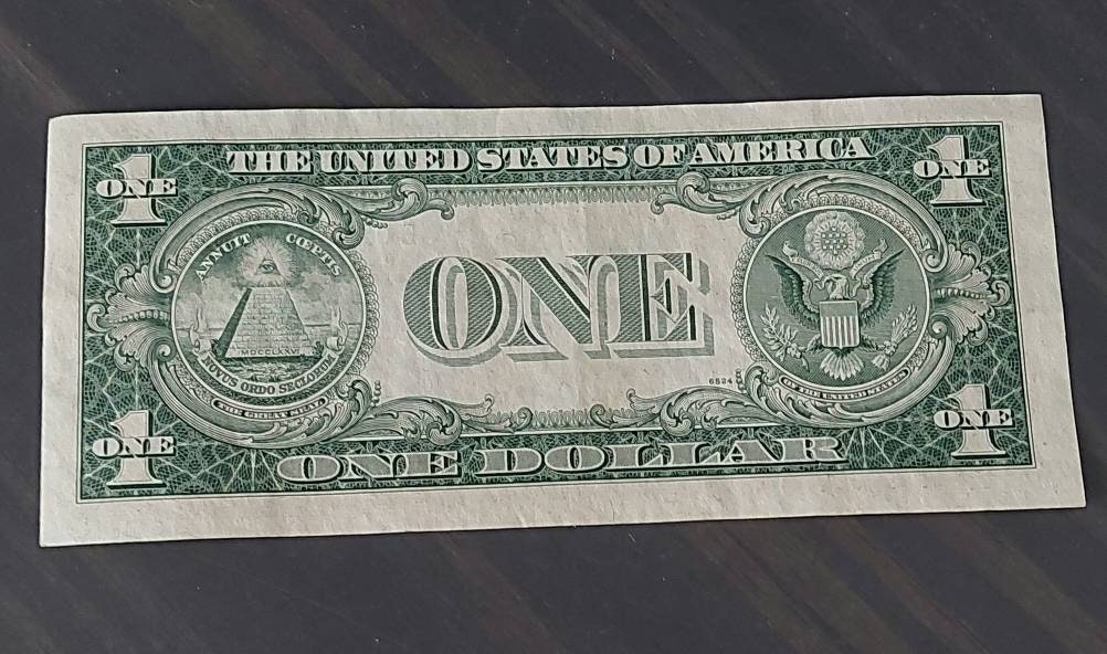 1935 one dollar silver certificate,  high grade crisp bills! uncirculated antique American currency, in protective sleeve
