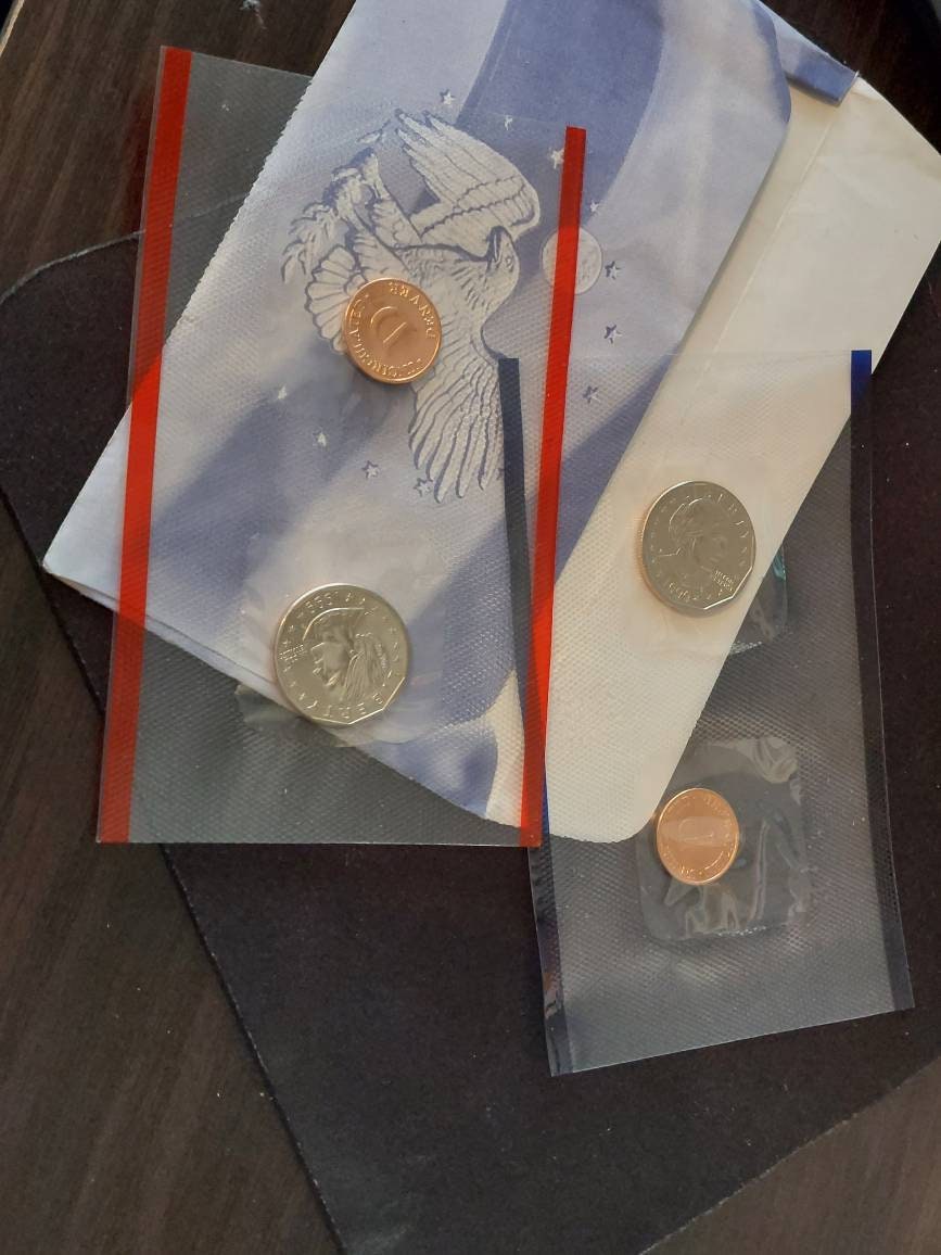 1999 Philadelphia and Denver uncirculated Susan b anythony mint set, in original packaging
