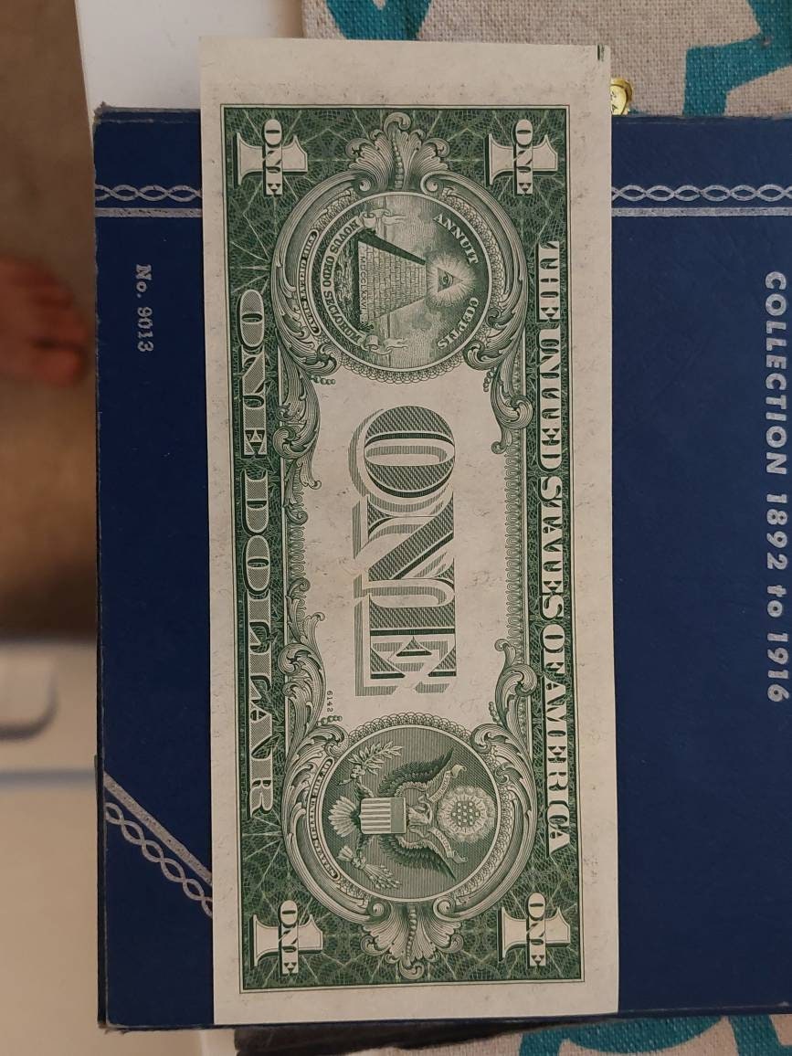 1935g crisp one dollar silver certificate blue seal, looks uncirculated, old coin collecting paper money