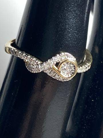 Beautiful 10k yellow gold diamond ring, vintage women's fashion with 1/10 CT. Total diamond weight, free shipping size 6.5, gift for her