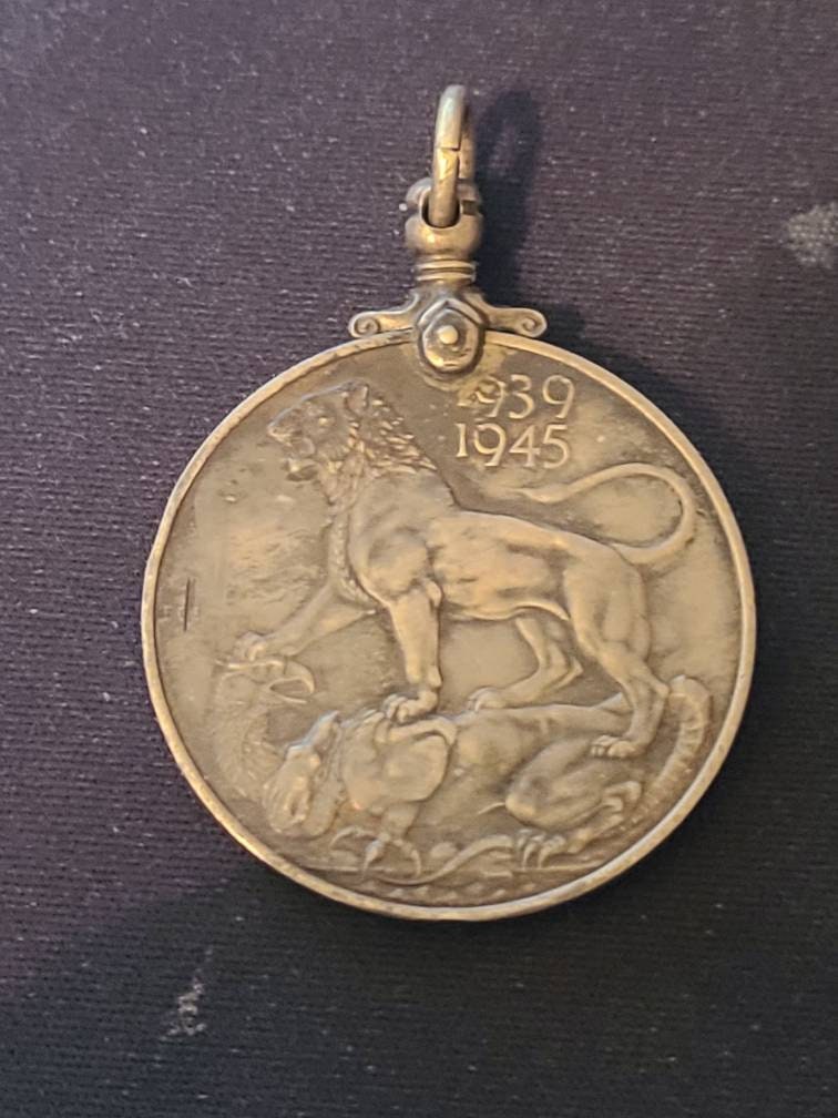 British world War two victory medal 1939-1945 on bezel, very neat large coin