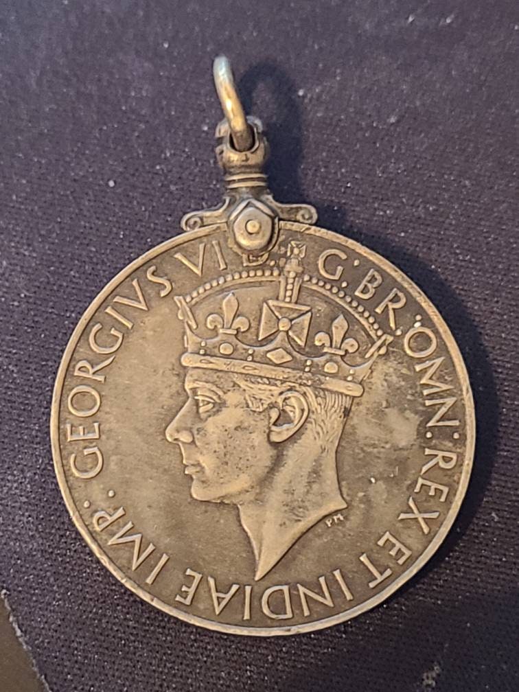 British world War two victory medal 1939-1945 on bezel, very neat large coin