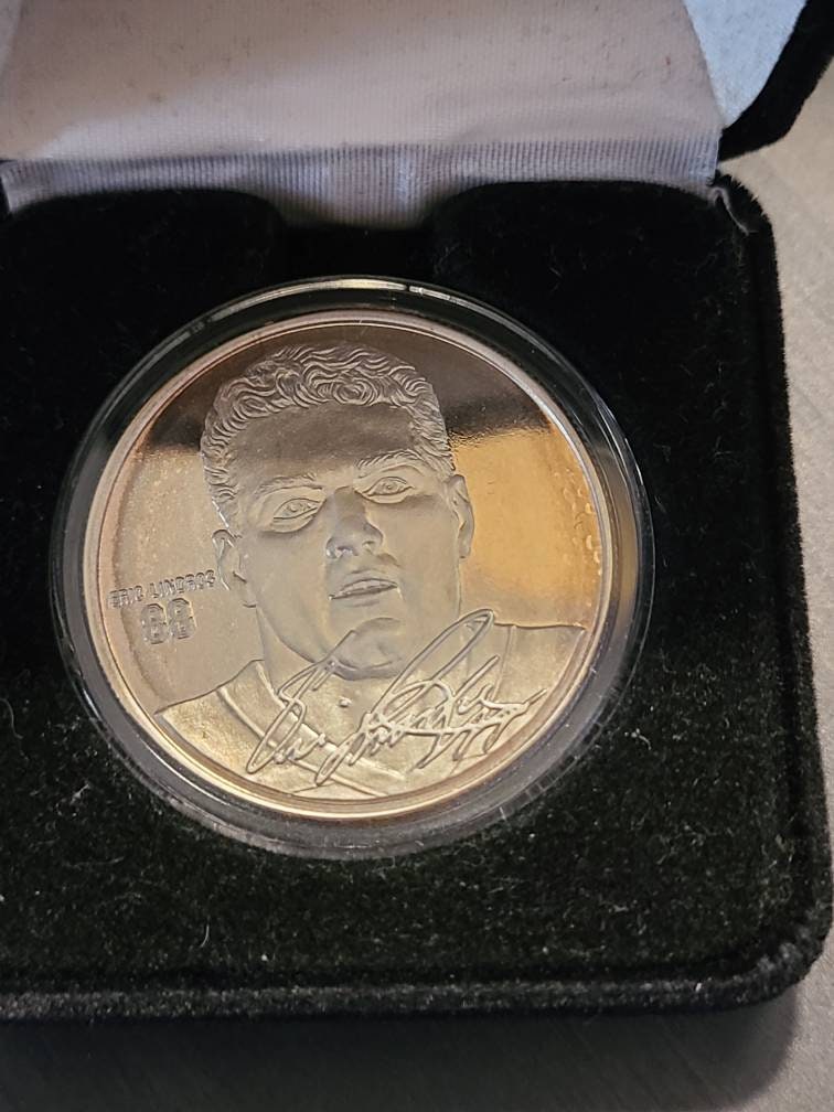Vintage Eric lindros philadelphia flyers fine silver coin, collectible 999 silver bullion in keepsake black box, one ounce of silver