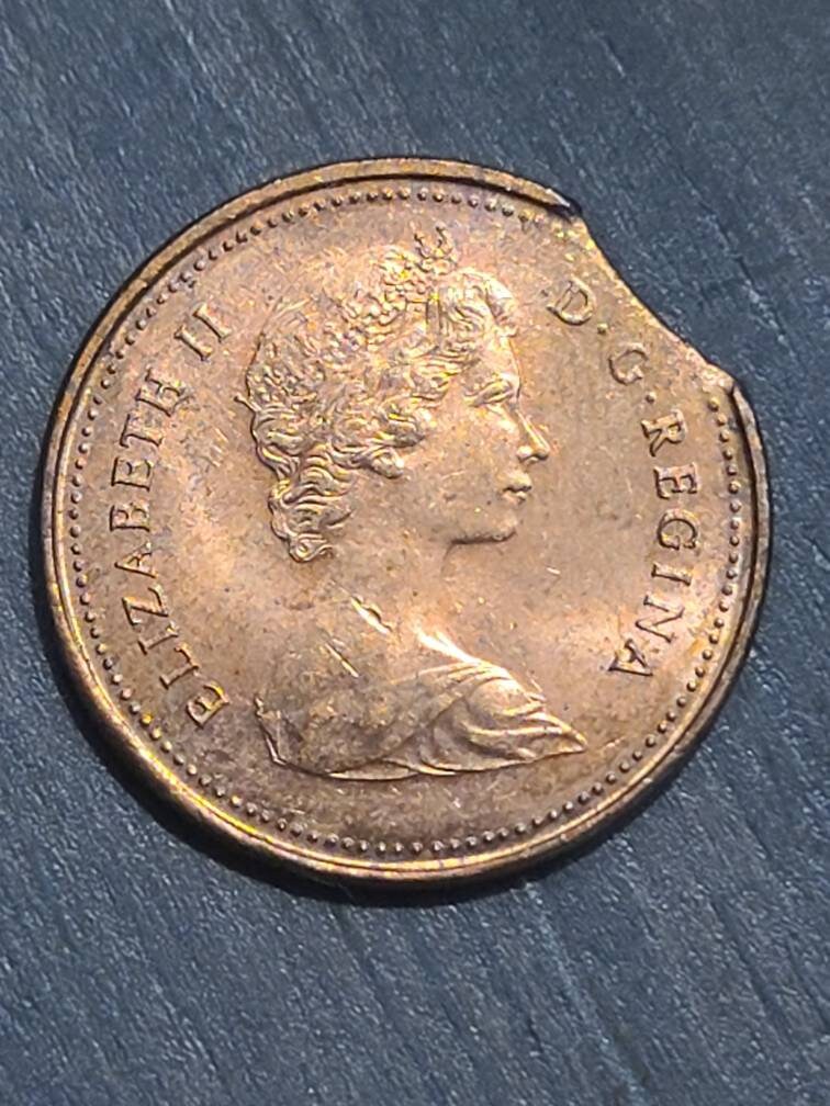 Error Canadian penny, high grade 1980 clipped planchet foreign copper coin
