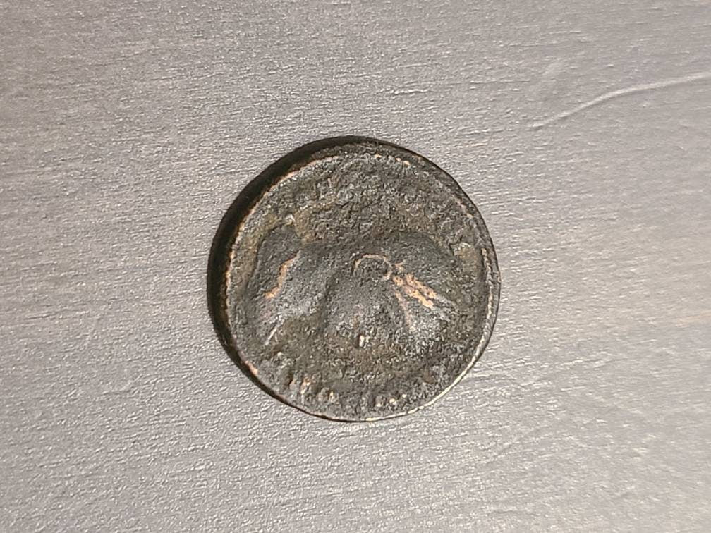 Roman coin of Crispus - CAESARVM NOSTRORVM - VOT V - Rome
