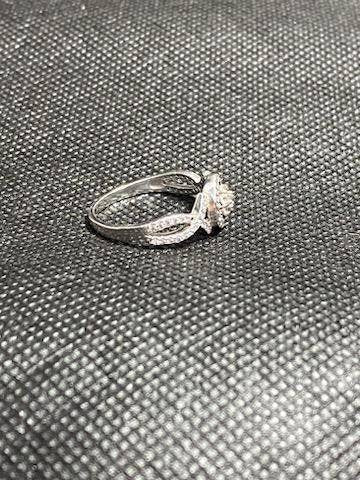 Beautiful women's engagement ring, sterling silver 925, beautiful elegant design with diamondique accents all around! Size 8