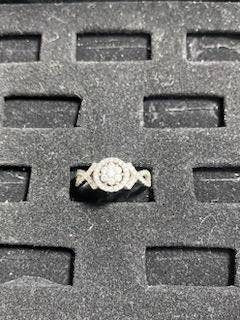 Beautiful women's engagement ring, sterling silver 925, beautiful elegant design with diamondique accents all around! Size 8