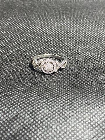 Beautiful women's engagement ring, sterling silver 925, beautiful elegant design with diamondique accents all around! Size 8