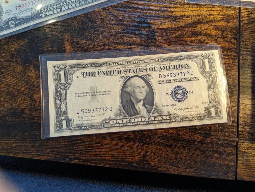 1935 one dollar  silver certificate in very high grade. Amazing old us paper money